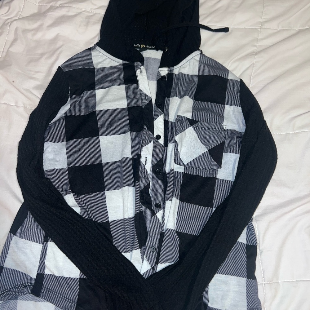 Black and white flannel hoodie. size large.